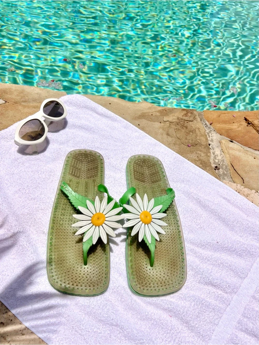 1970’s Vintage Daisy Flip Flop Sandals